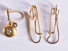 A 9 Carat Gold Earring with a 15 Carat Gold Dropper together with a pair of Earrings, weight of gold