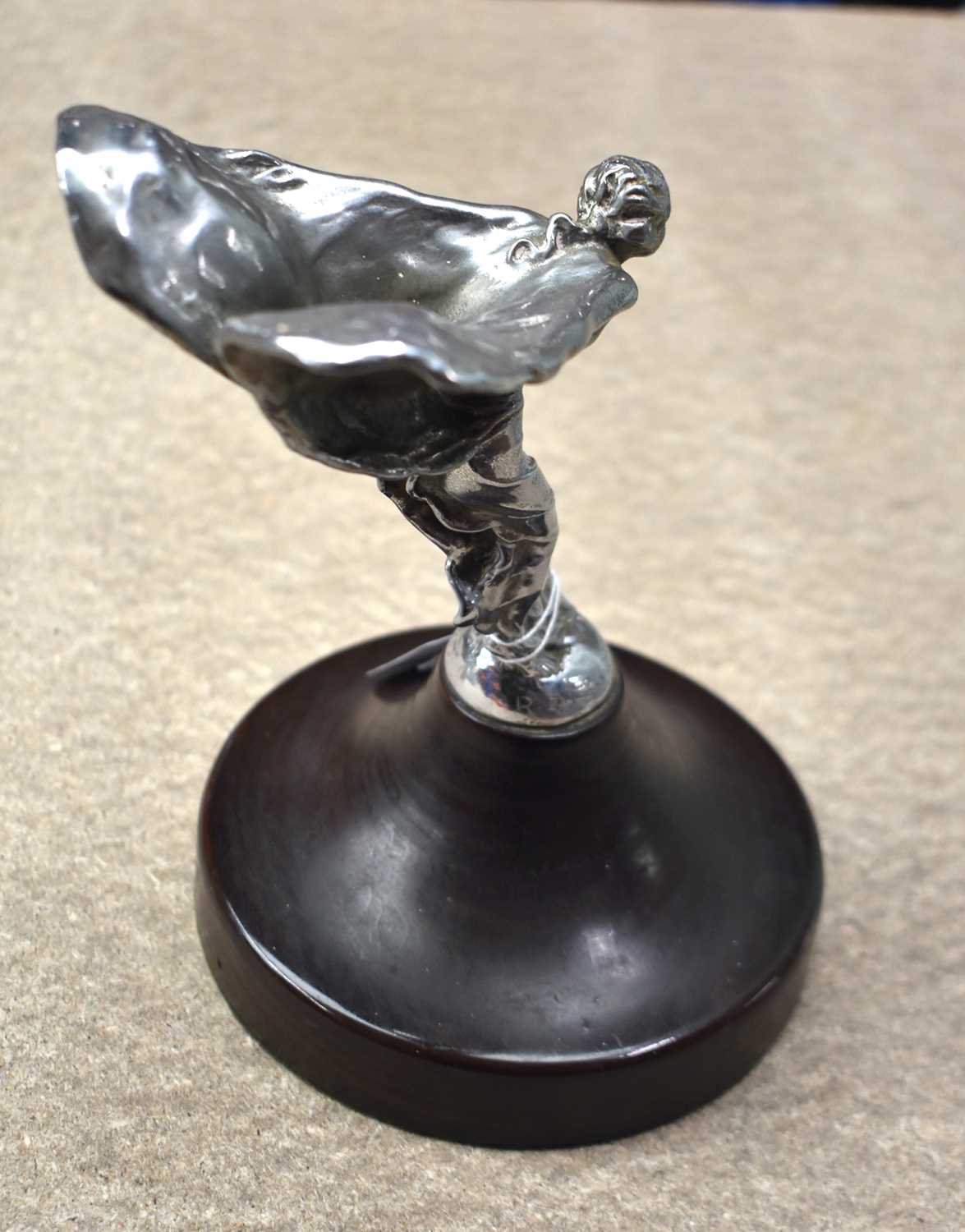 AN ANTIQUE CHARLES SYKES SPIRIT OF ECSTASY SILVER PLATED CAR MASCOT. 23 cm high. - Image 8 of 15