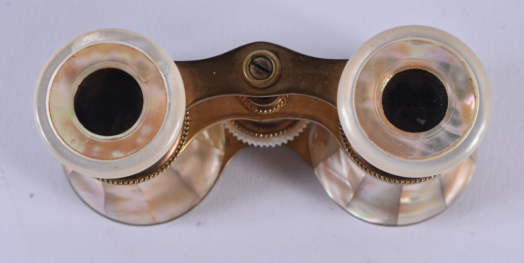 A PAIR OF MOTHER OF PEARL OPERA GLASSES. 9 cm x 6 cm. - Image 3 of 4