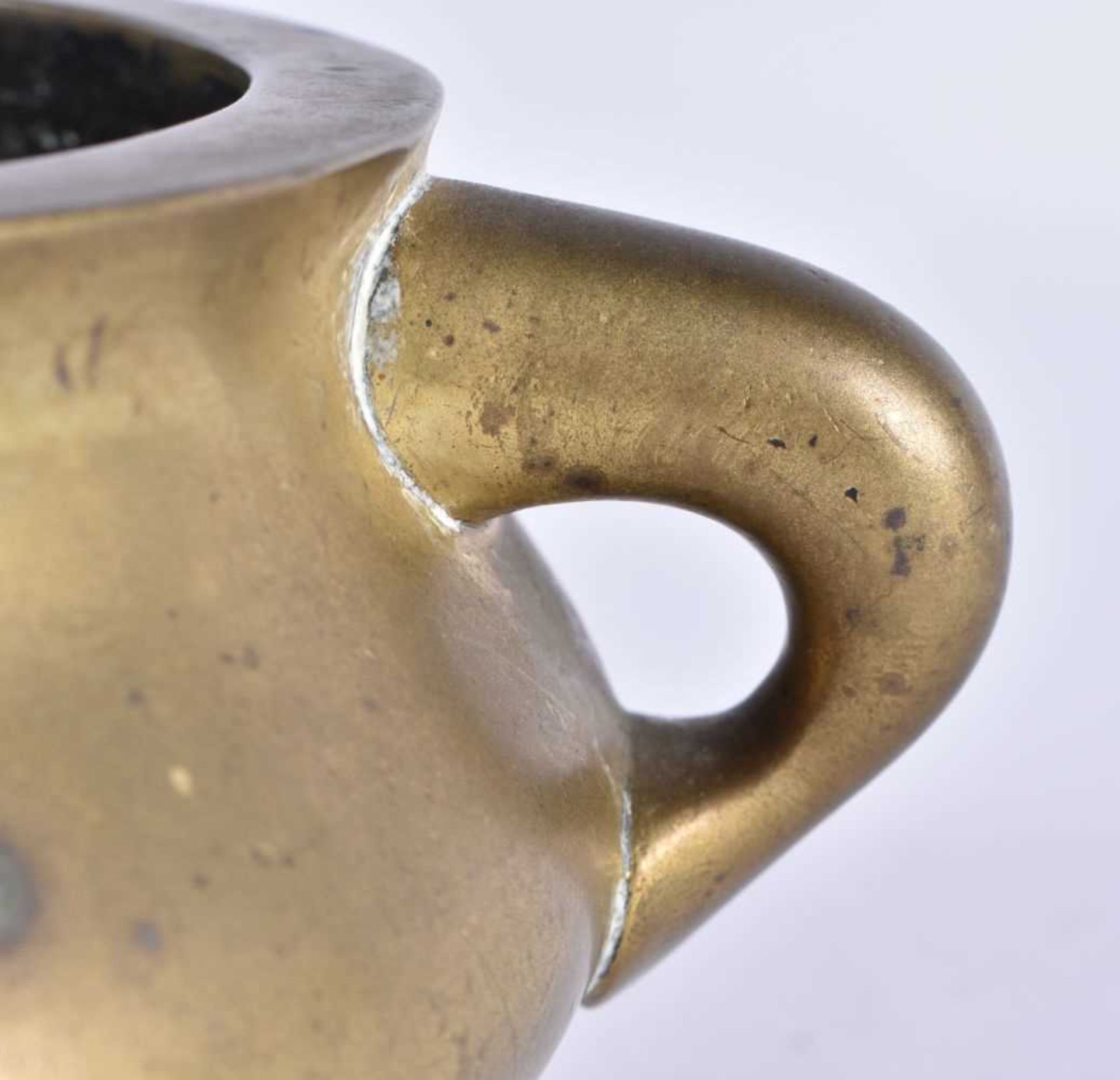 A GOOD 18TH CENTURY CHINESE TWIN HANDLED BRONZE CENSER bearing unusual four character studio marks - Image 3 of 14