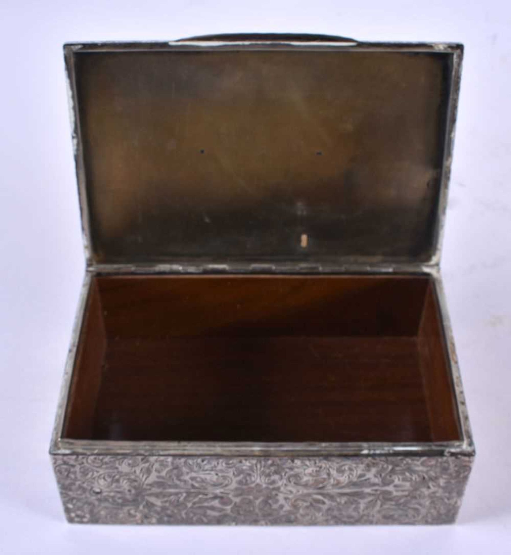 AN ANTIQUE CONTINENTAL ENGRAVED SILVER CASKET. 323 grams overall. 13 cm x 8.5 cm. - Image 2 of 6