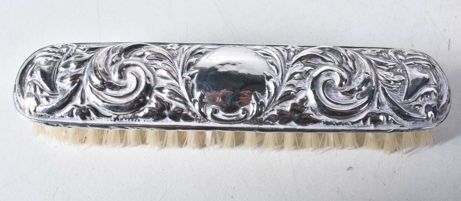 A Cased Silver Vanity Set incl Hairbrush, Mirror, Clothes Brush and Button Hook. Hallmarked - Image 4 of 6