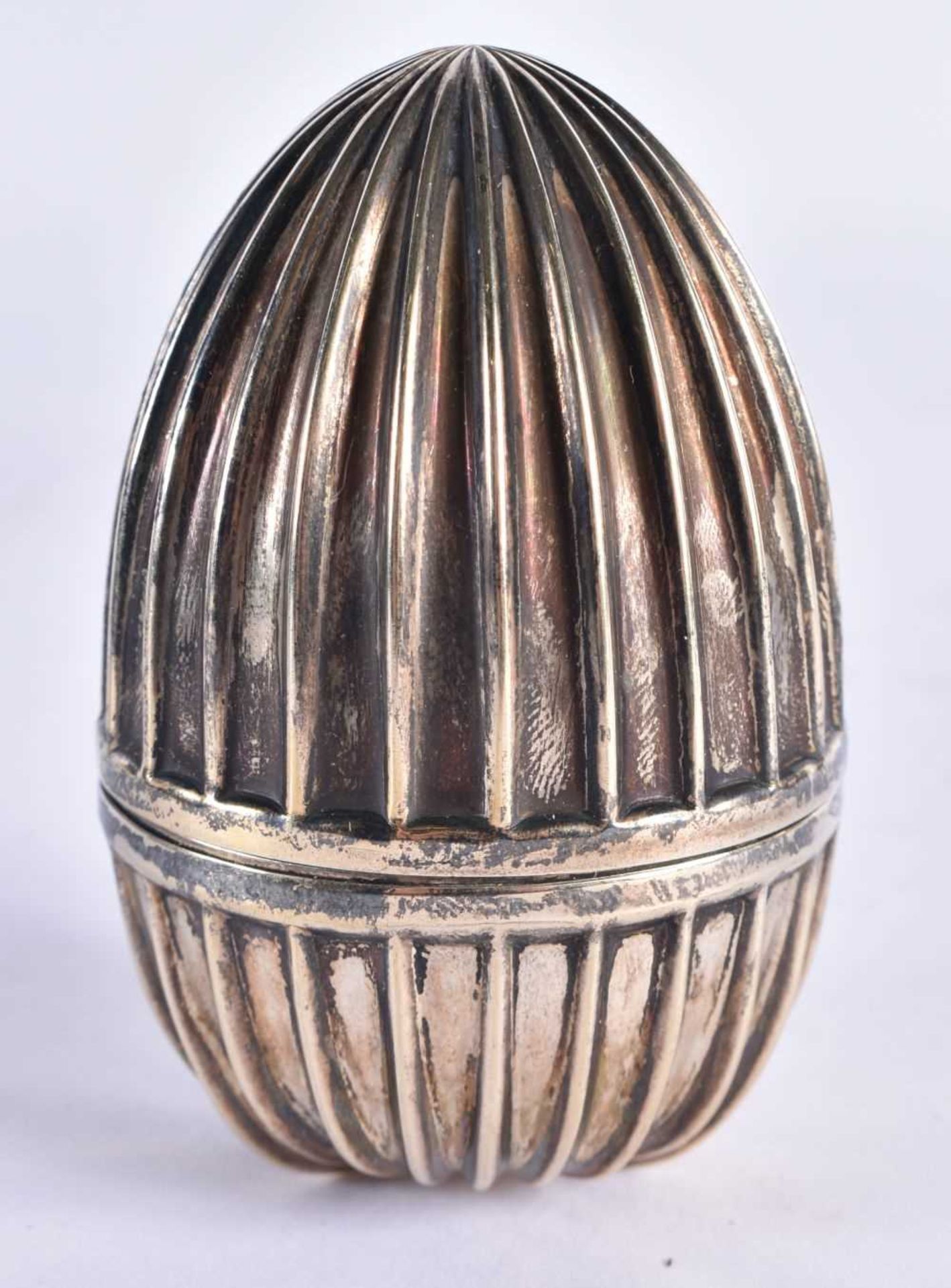 AN ENGLISH SILVER SUPRISE EGG Attributed to Stuart Devlin. 185 grams. 8 cm x 4.5 cm. Note: Devlin - Image 2 of 5
