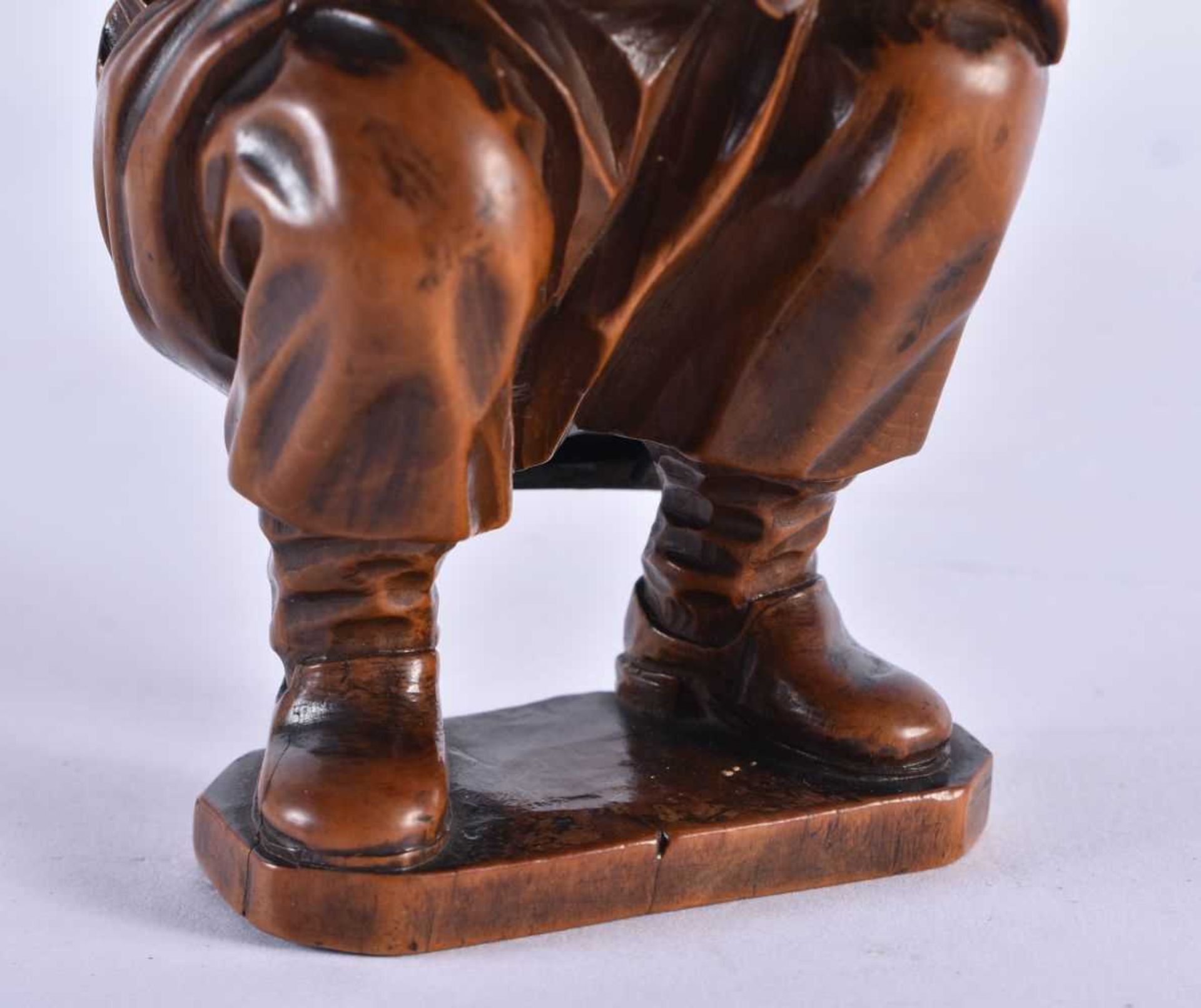 A VERY RARE 18TH CENTURY CARVED TREEN WOOD SNUFF BOX formed as a defecating male, wearing his - Image 4 of 10