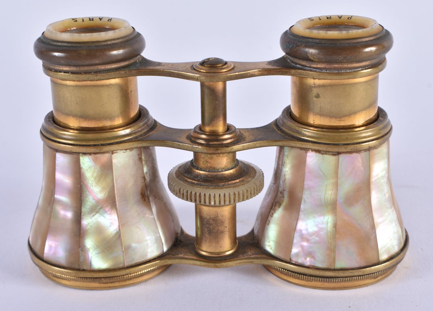 A PAIR OF MOTHER OF PEARL OPERA GLASSES. 9 cm x 6 cm. - Bild 2 aus 2