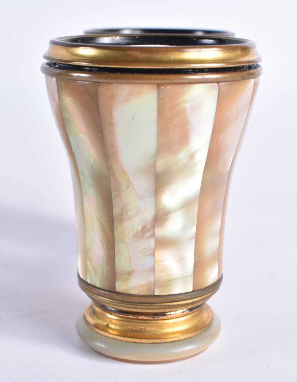 A CASED PAIR OF MOTHER OF PEARL OPERA GLASSES 9.5 11cm extended - Bild 2 aus 5