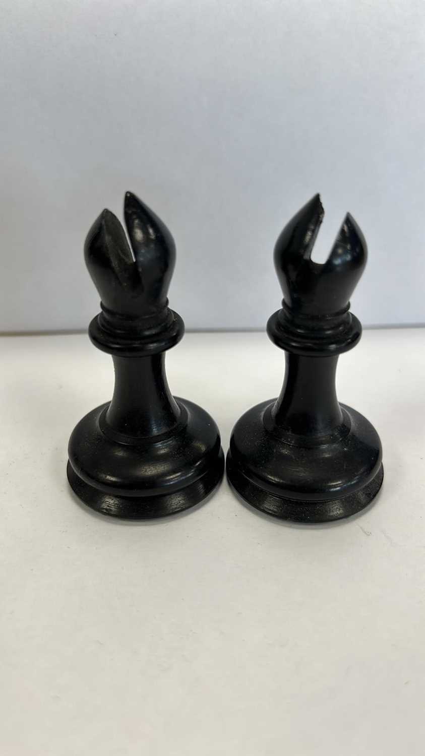 A LARGE ANTIQUE STAUNTON TYPE J JAQUES OF LONDON EBONY AND BOXWOOD CHESS SET (32 Pieces complete) - Image 11 of 44