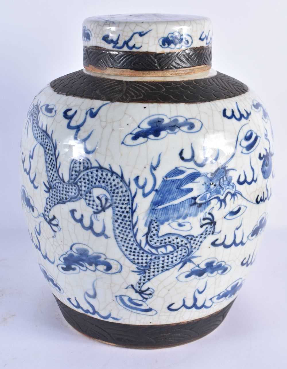 A LARGE 19TH CENTURY CHINESE BLUE AND WHITE CRACKLE GLAZED GINGER JAR AND COVER Qing. 33 cm x 20 - Image 2 of 7