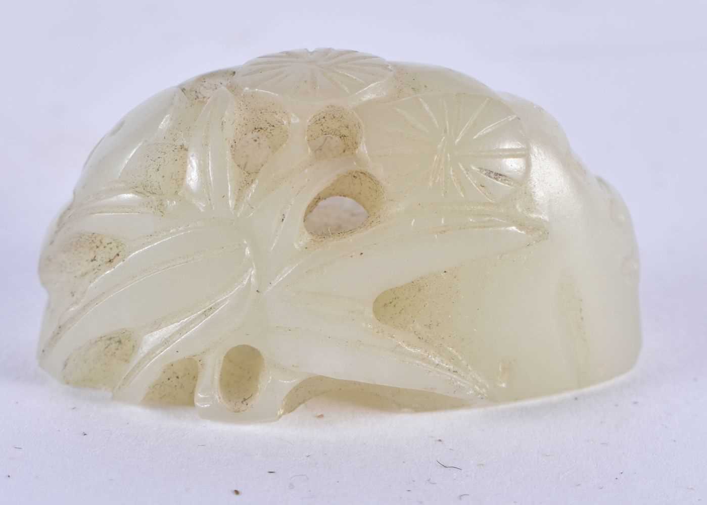 TWO CHINESE QING DYNASTY JADE CARVINGS together with a nut. Largest 5 cm x 3 cm. (3) - Image 4 of 7