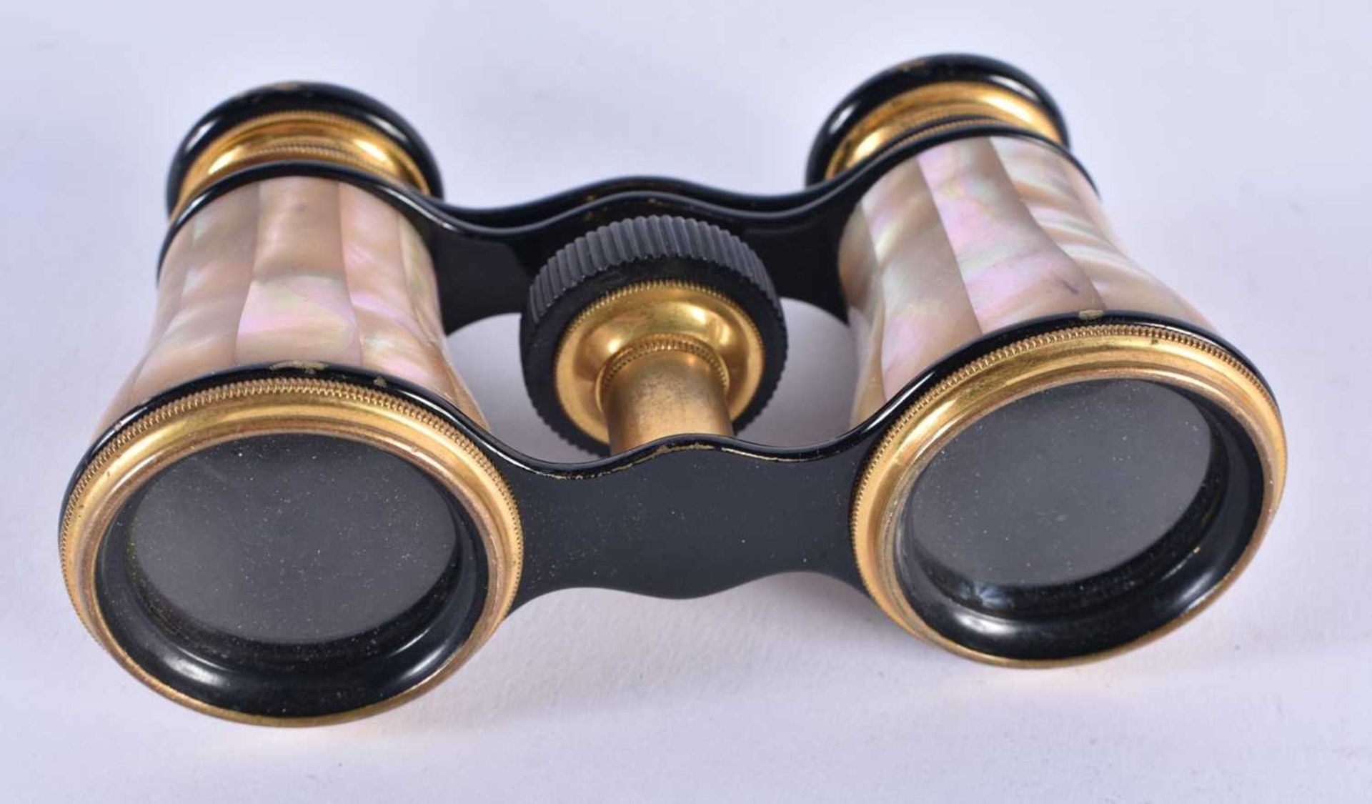 A PAIR OF MOTHER OF PEARL OPERA GLASSES. 9 cm x 8 cm extended.