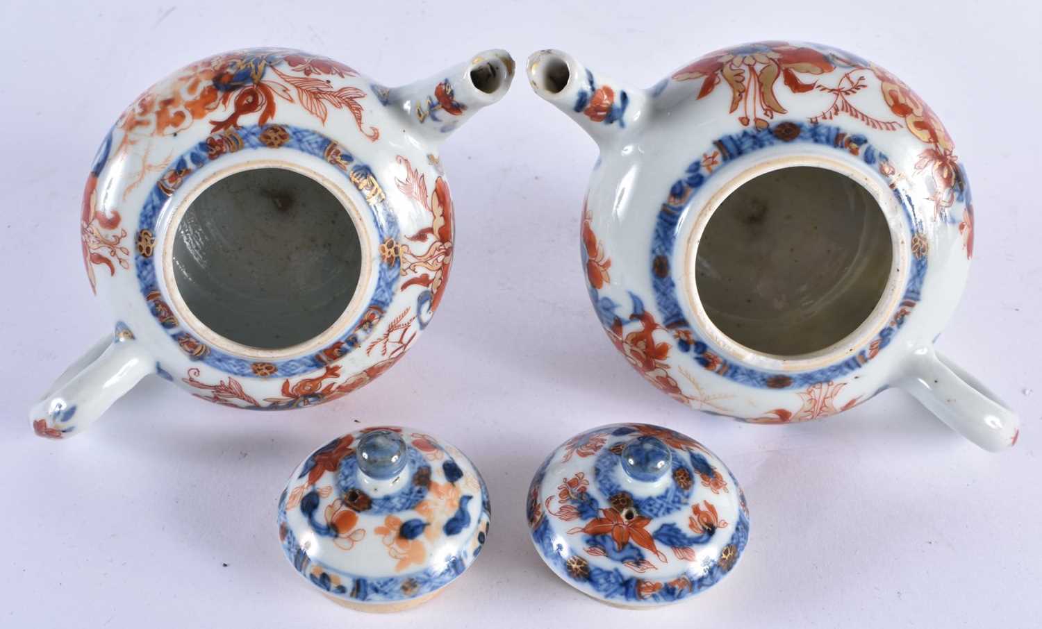 A PAIR OF LATE 17TH/18TH CENTUTYR CHINESE IMARI BLUE AND WHITE PORCELAIN TEAPOTS AND COVERS Kangxi/ - Image 5 of 27