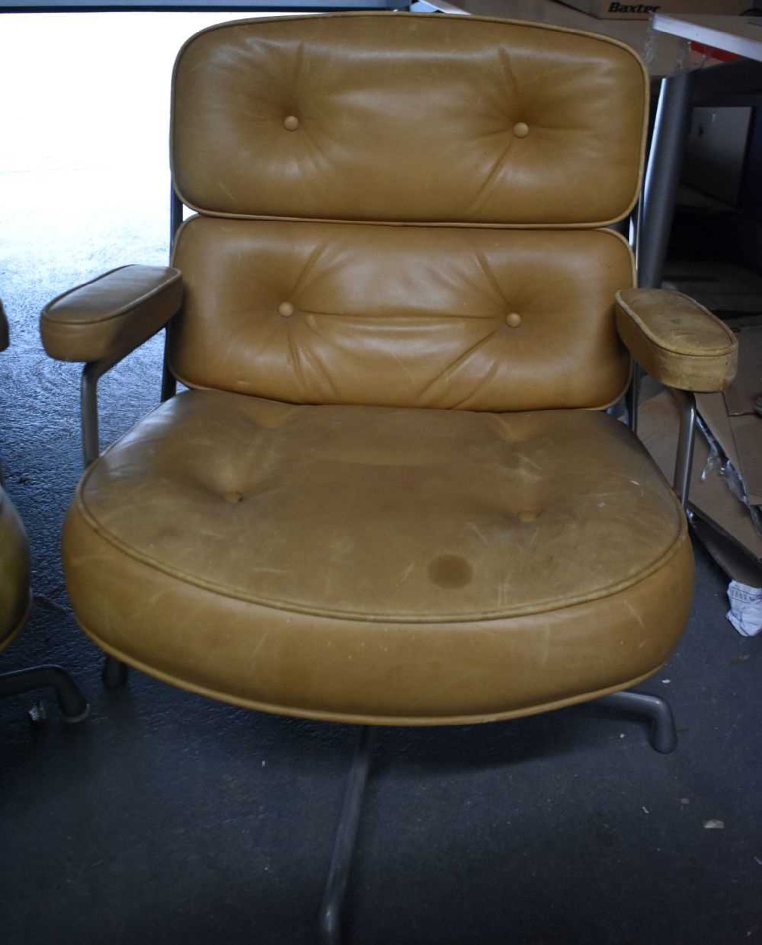 A STYLISH PAIR OF HERMAN MILLER LEATHER SWIVEL CHAIRS. 78 cm x 62 cm. - Image 3 of 7