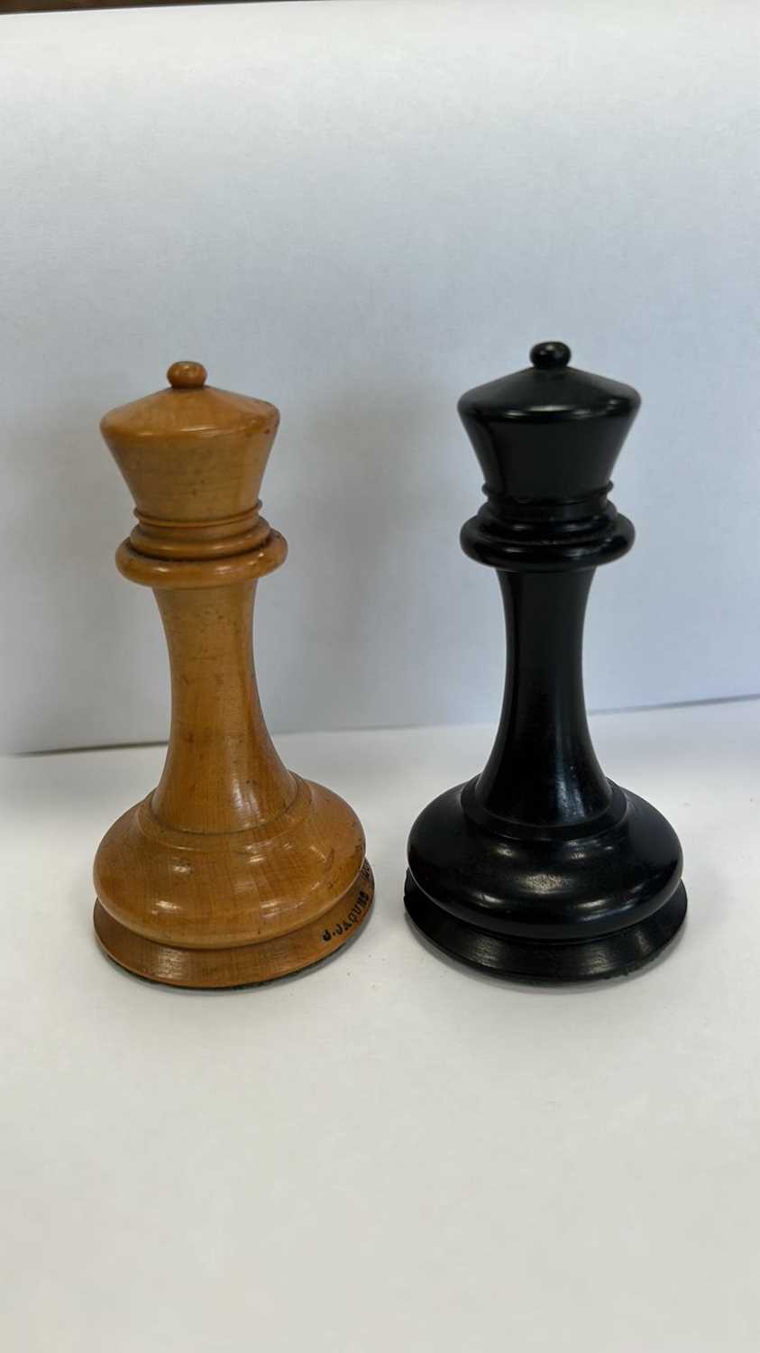A LARGE ANTIQUE STAUNTON TYPE J JAQUES OF LONDON EBONY AND BOXWOOD CHESS SET (32 Pieces complete) - Image 10 of 44