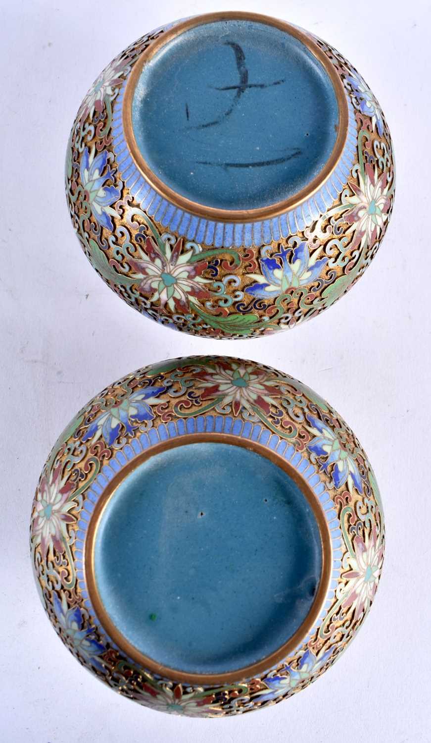 A BOXED PAIR OF EARLY 20TH CENTURY CHINESE CLOISONNE ENAMEL JARS AND COVERS Late Qing/Republic. 14 - Image 6 of 6