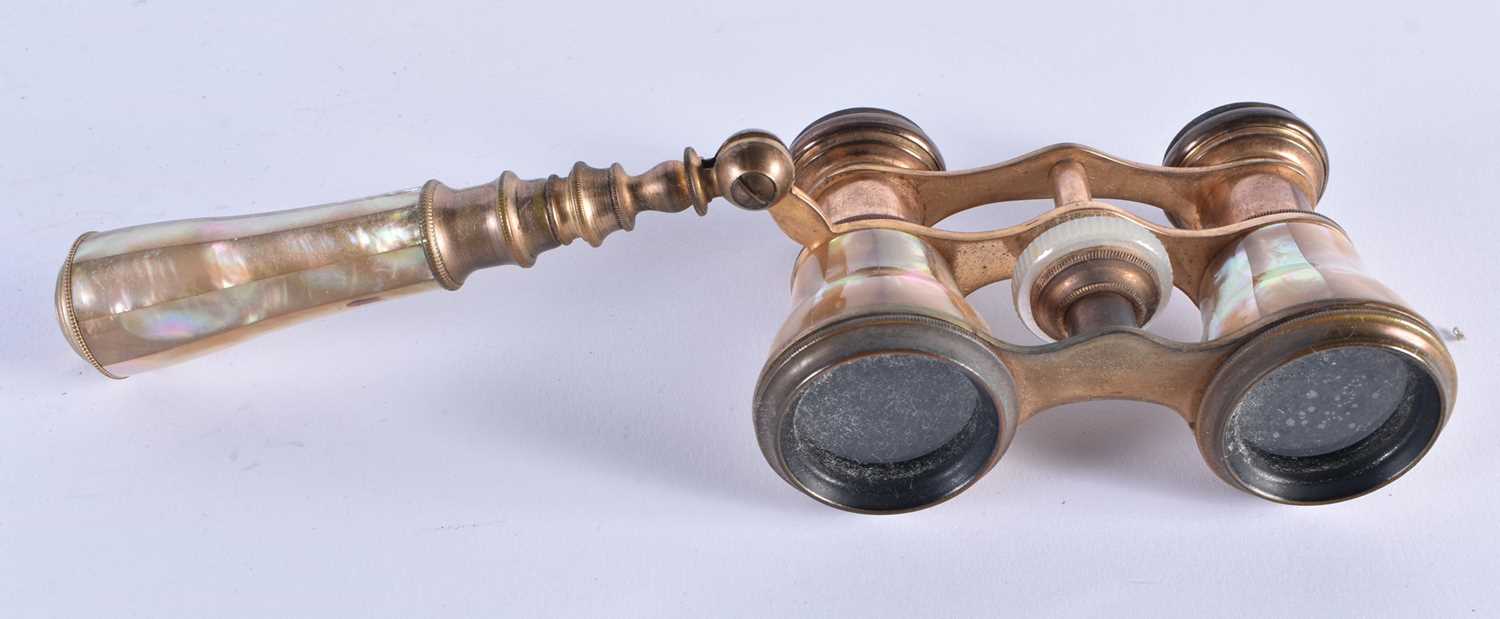 A PAIR OF MOTHER OF PEARL OPERA GLASSES. 18 cm wide extended. - Image 2 of 4