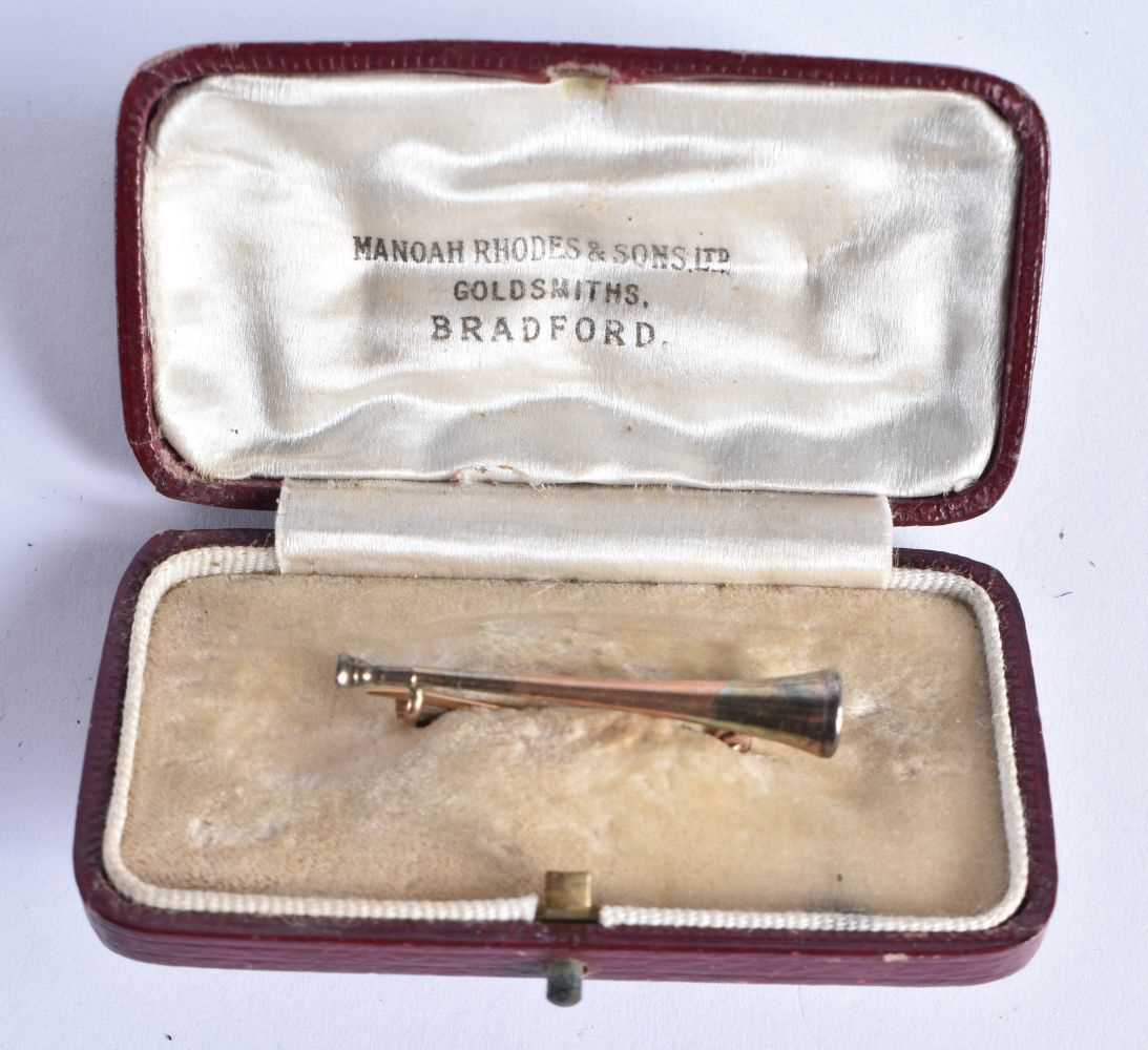 A Hunting Horn Bar Brooch in a Fitted Case. 3.8cm x 1cm, weight 1g.