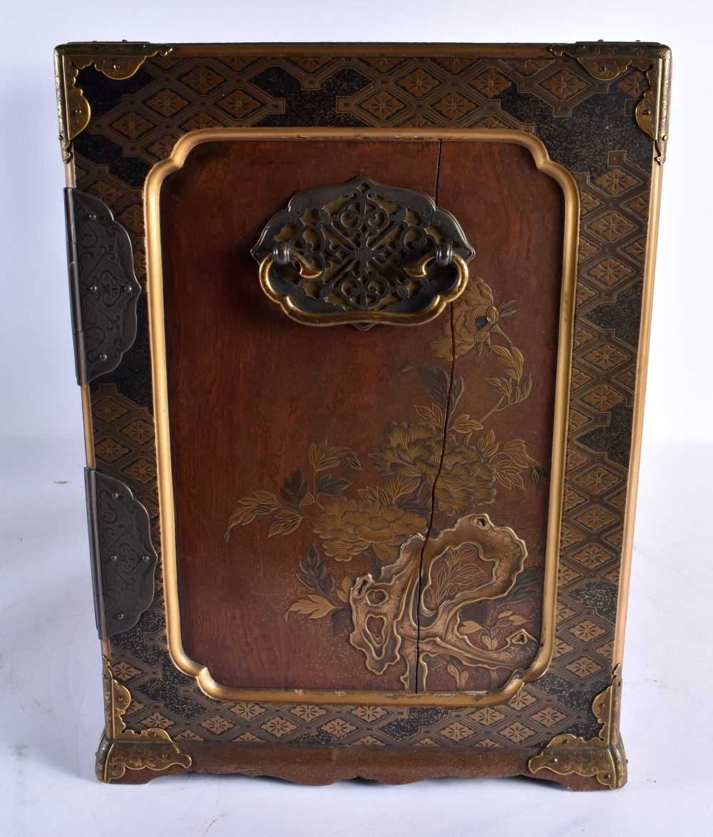 A VERY FINE 18TH/19TH CENTURY JAPANESE EDO PERIOD LACQUERED TABLE CABINET by Tsurushita Chouji, upon - Image 7 of 32