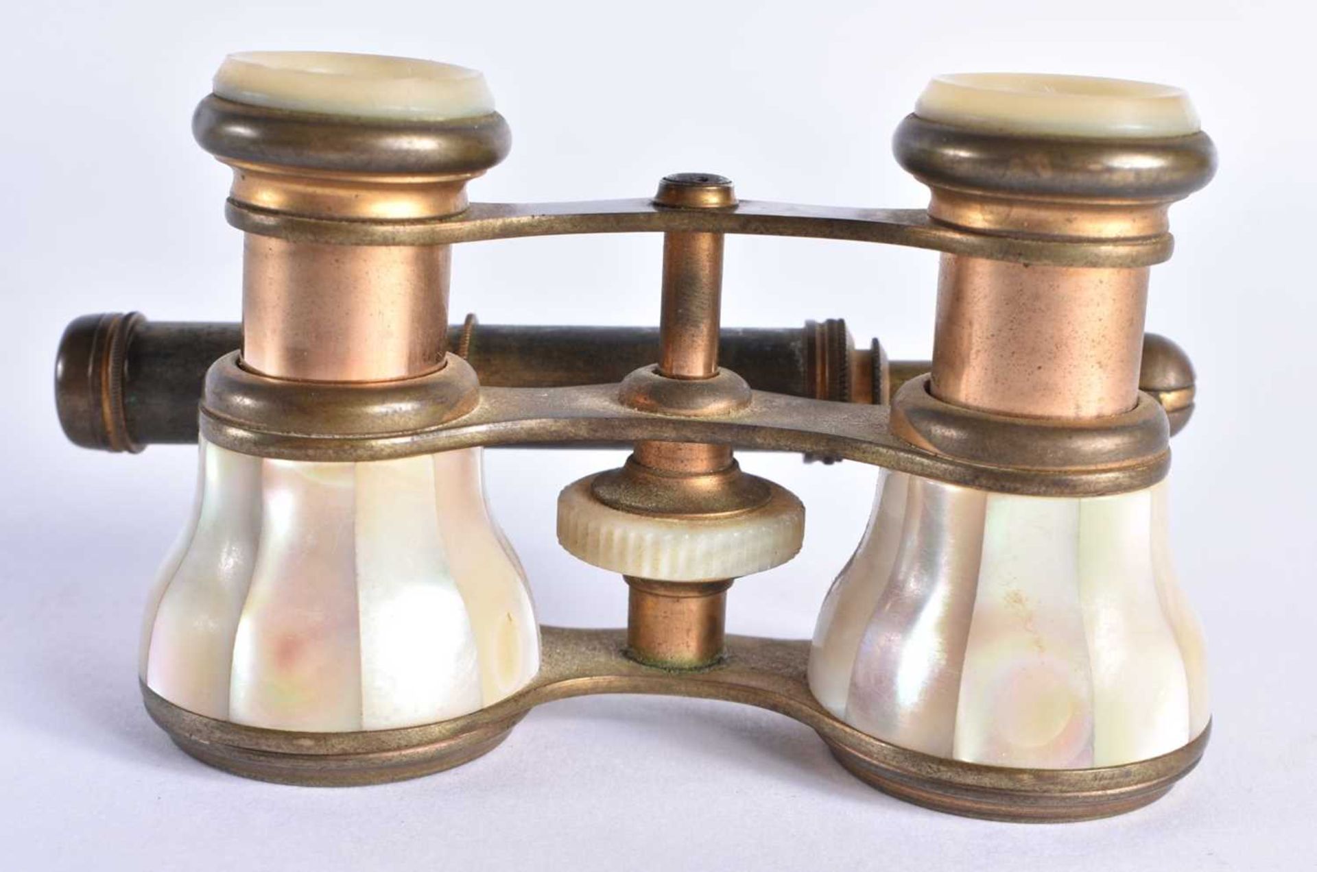 A PAIR OF MOTHER OF PEARL OPERA GLASSES 6 x 23cm extended - Image 3 of 5