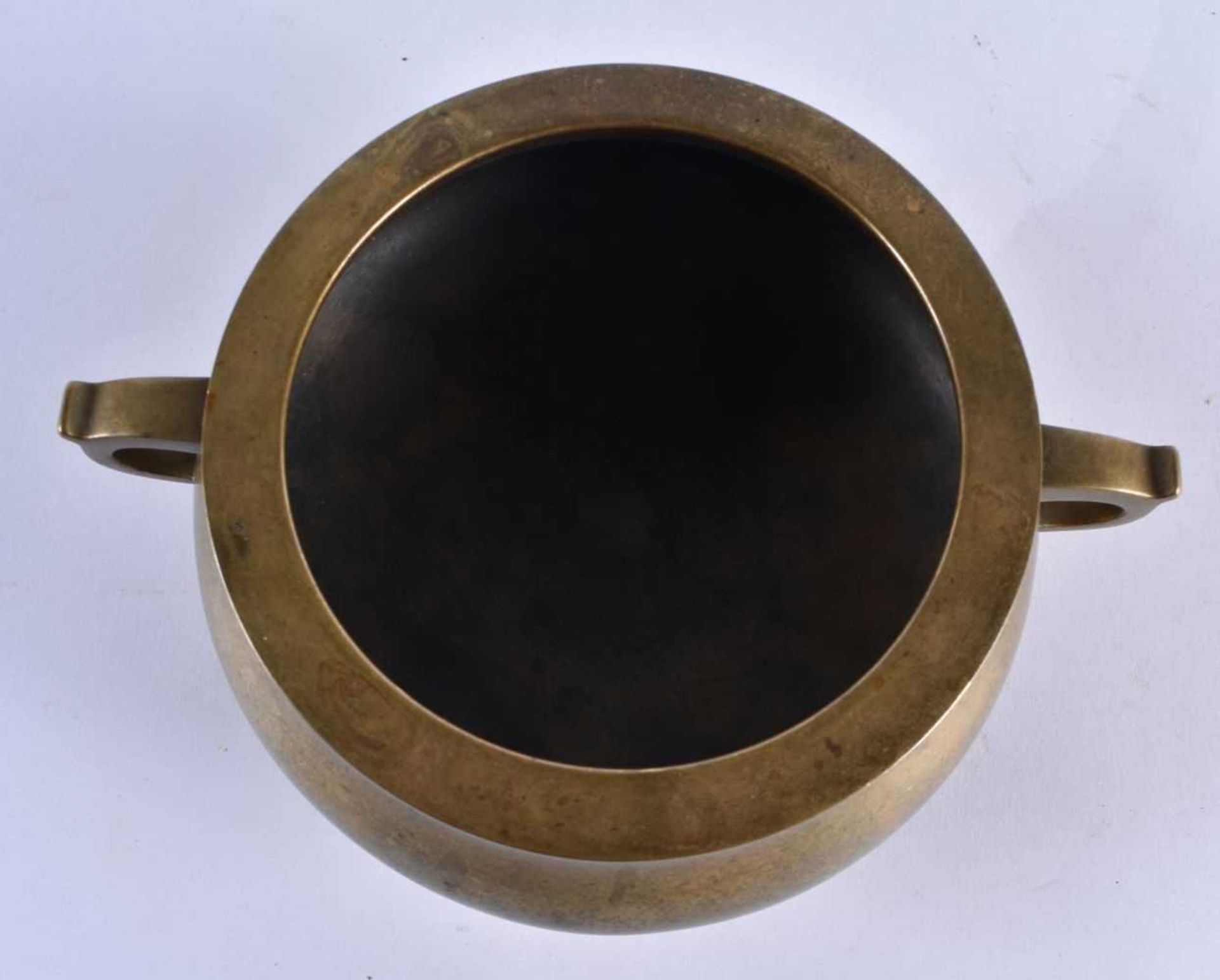 A LOVELY 18TH CENTURY CHINESE TWIN HANDLED BRONZE CENSER bearing Xuande marks to base. 1668 grams. - Image 7 of 18