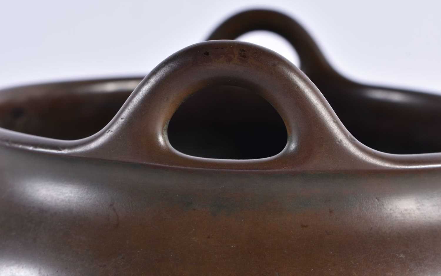 A RARE CHINESE QING DYNASTY TWIN HANDLED BRONZE CENSER bearing unusual studio mark to base. 2378 - Image 4 of 27