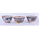 THREE 17TH CENTURY CHINESE IMARI PORCELAIN BOWLS Kangxi. Largest 12 cm diameter. (3)