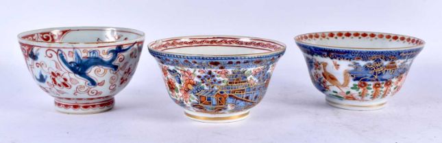 THREE 17TH CENTURY CHINESE IMARI PORCELAIN BOWLS Kangxi. Largest 12 cm diameter. (3)