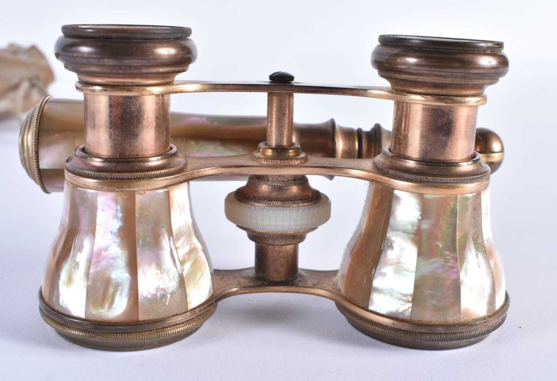 A PAIR OF MOTHER OF PEARL OPERA GLASSES. 18 cm wide extended. - Image 3 of 4