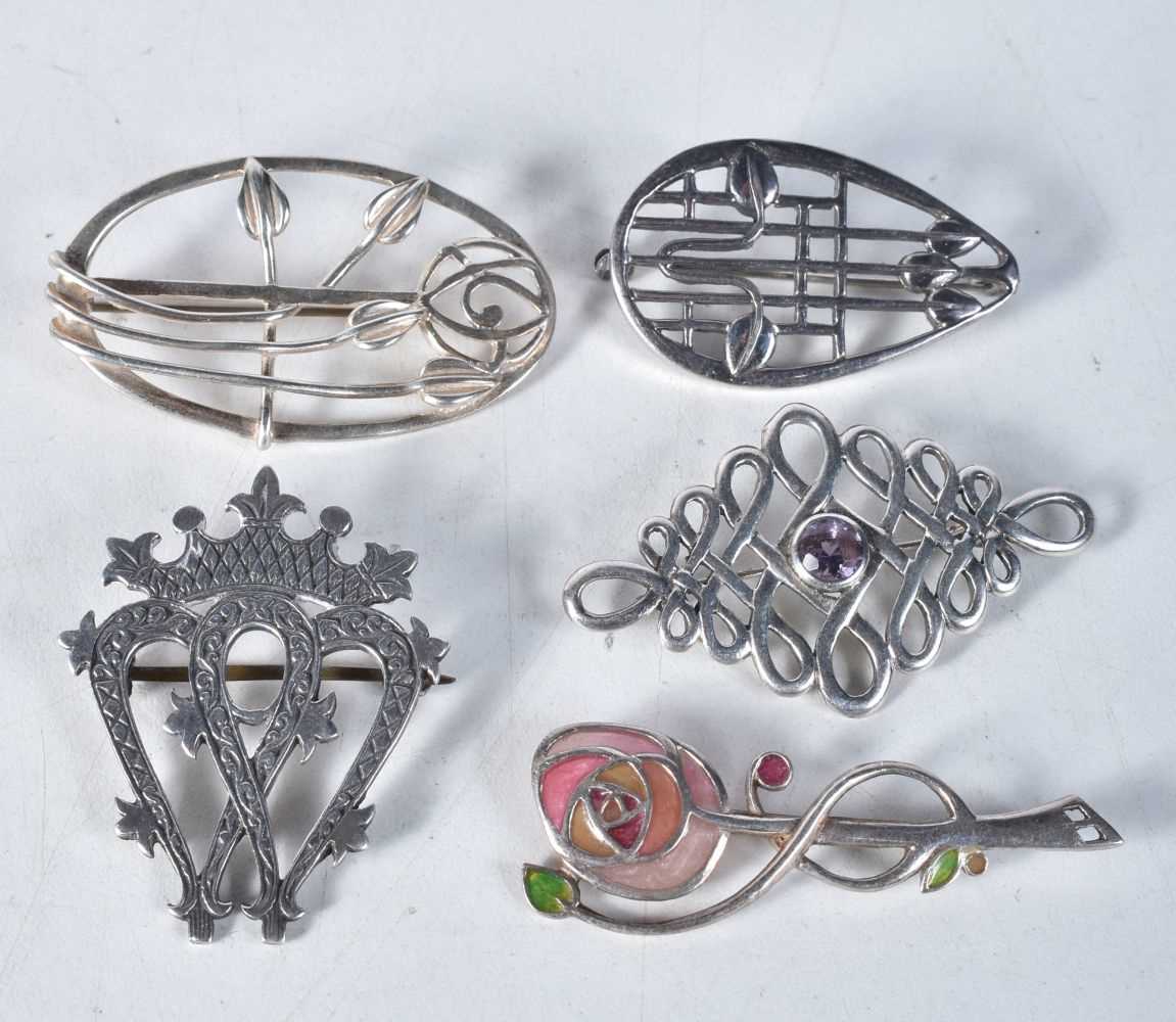 Five silver Scottish/Celtic brooches including Carrick. Hallmarks include Edinburgh 1995 (38g)