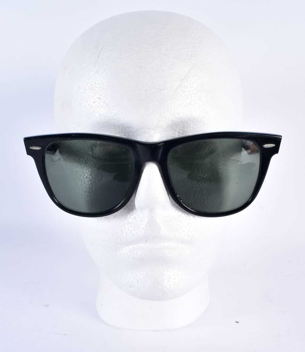 FOUR PAIRS OF RAYBAN SUNGLASSES. 15 cm wide. (4) - Bild 2 aus 9