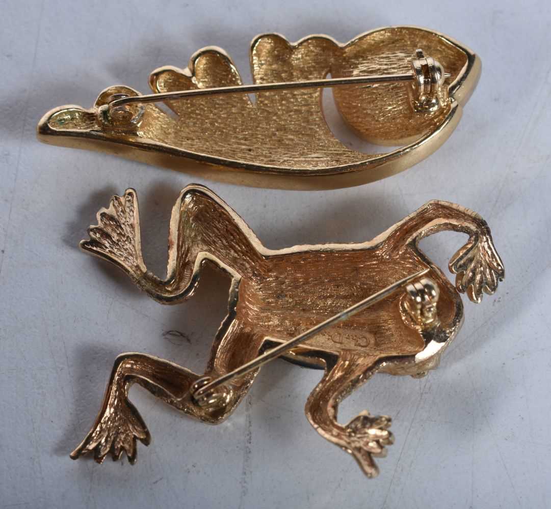 Two gold tone brooches by designer Christian Dior. Stamped Dior, largest 4.7cm x 3.3cm, total weight - Bild 2 aus 3