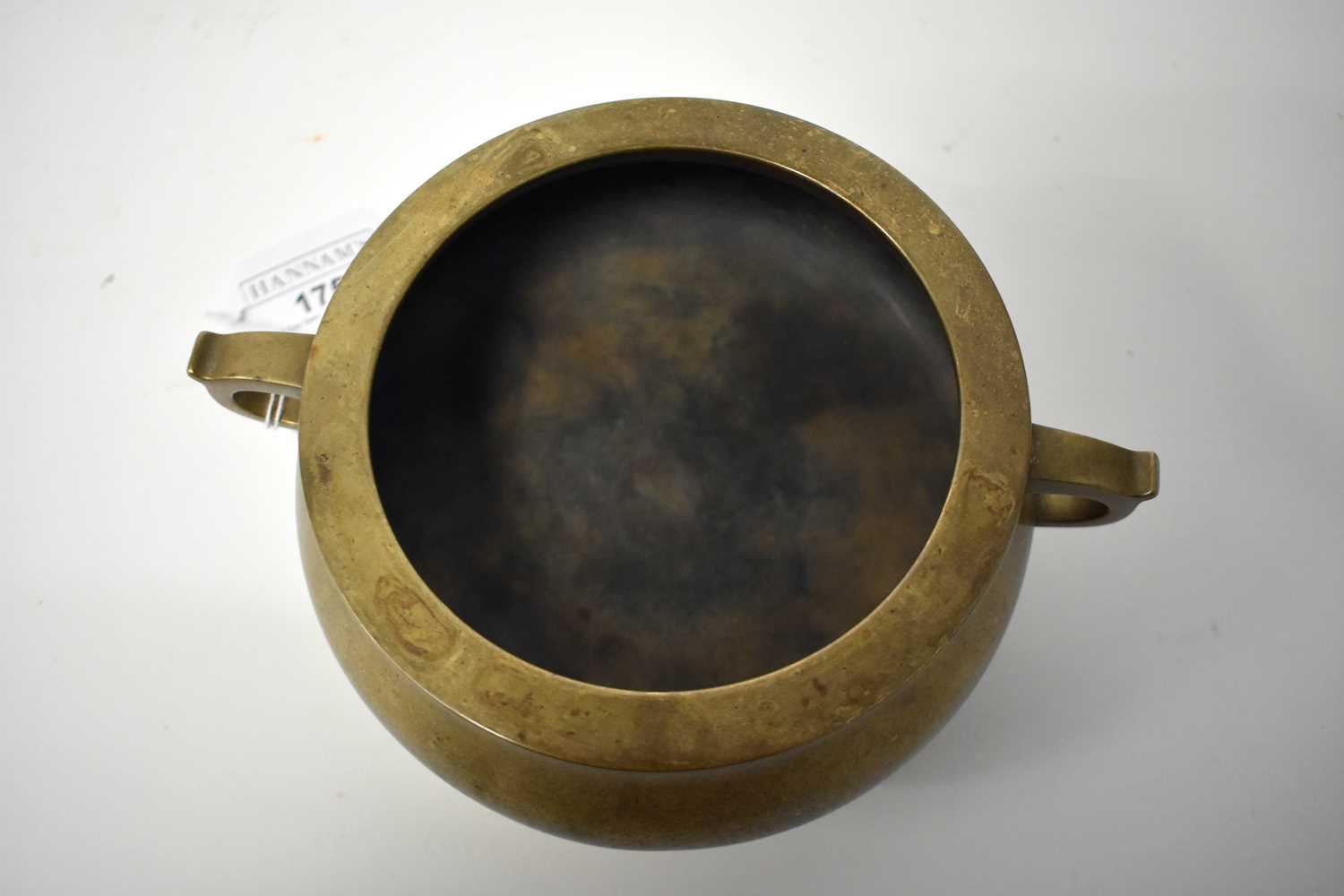 A LOVELY 18TH CENTURY CHINESE TWIN HANDLED BRONZE CENSER bearing Xuande marks to base. 1668 grams. - Image 18 of 18