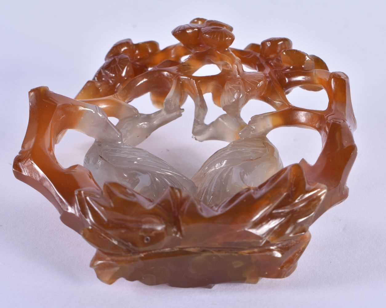 A 19TH CENTURY CHINESE CARVED AGATE FIGURE OF TWO BIRDS Qing, modelled under flowering branches. - Image 3 of 3