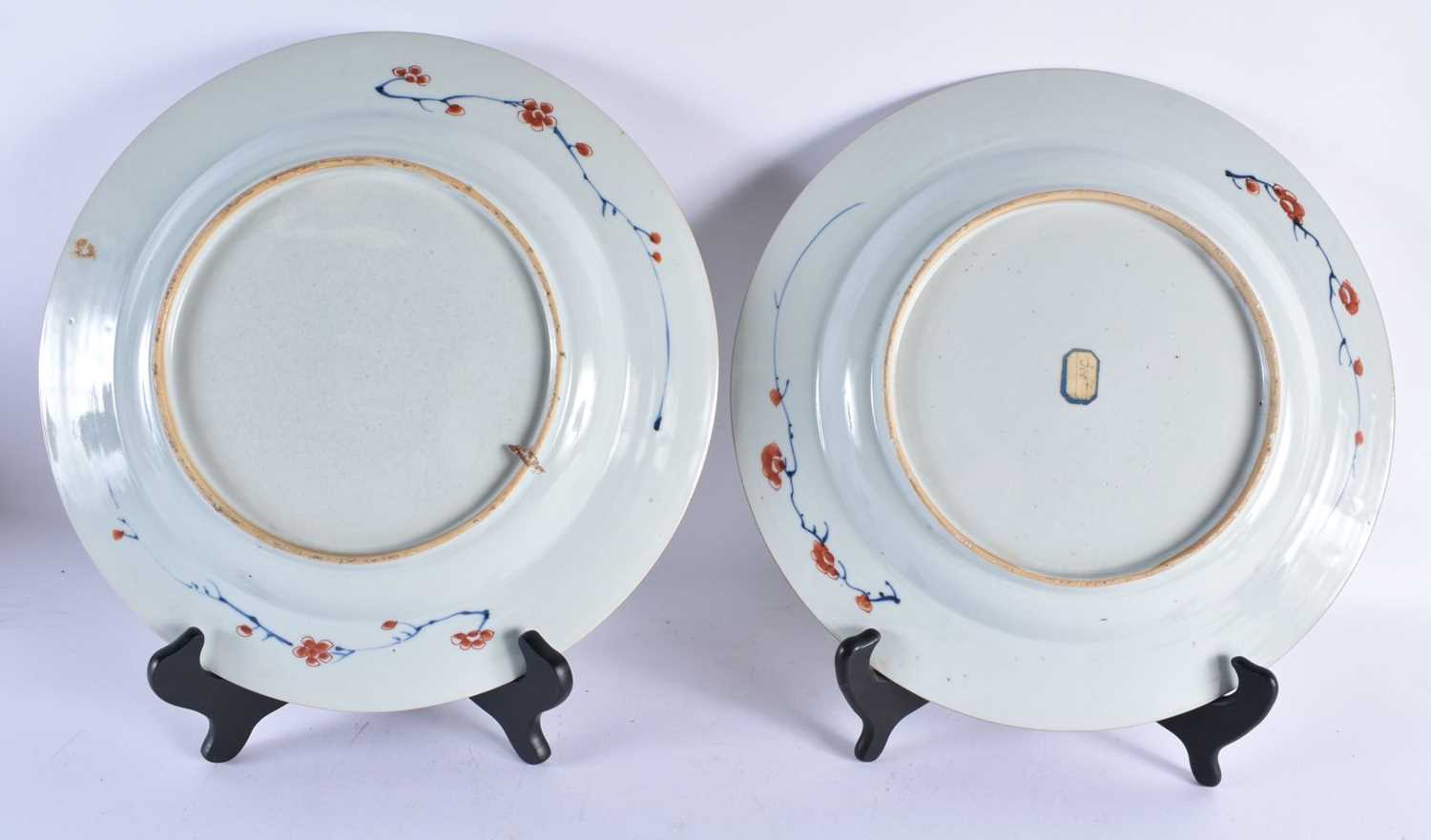 A LARGE PAIR OF LATE 17TH/18TH CENTURY CHINESE FAMILLE VERTE AND IMARI PORCELAIN DISHES Kangxi, - Bild 8 aus 23