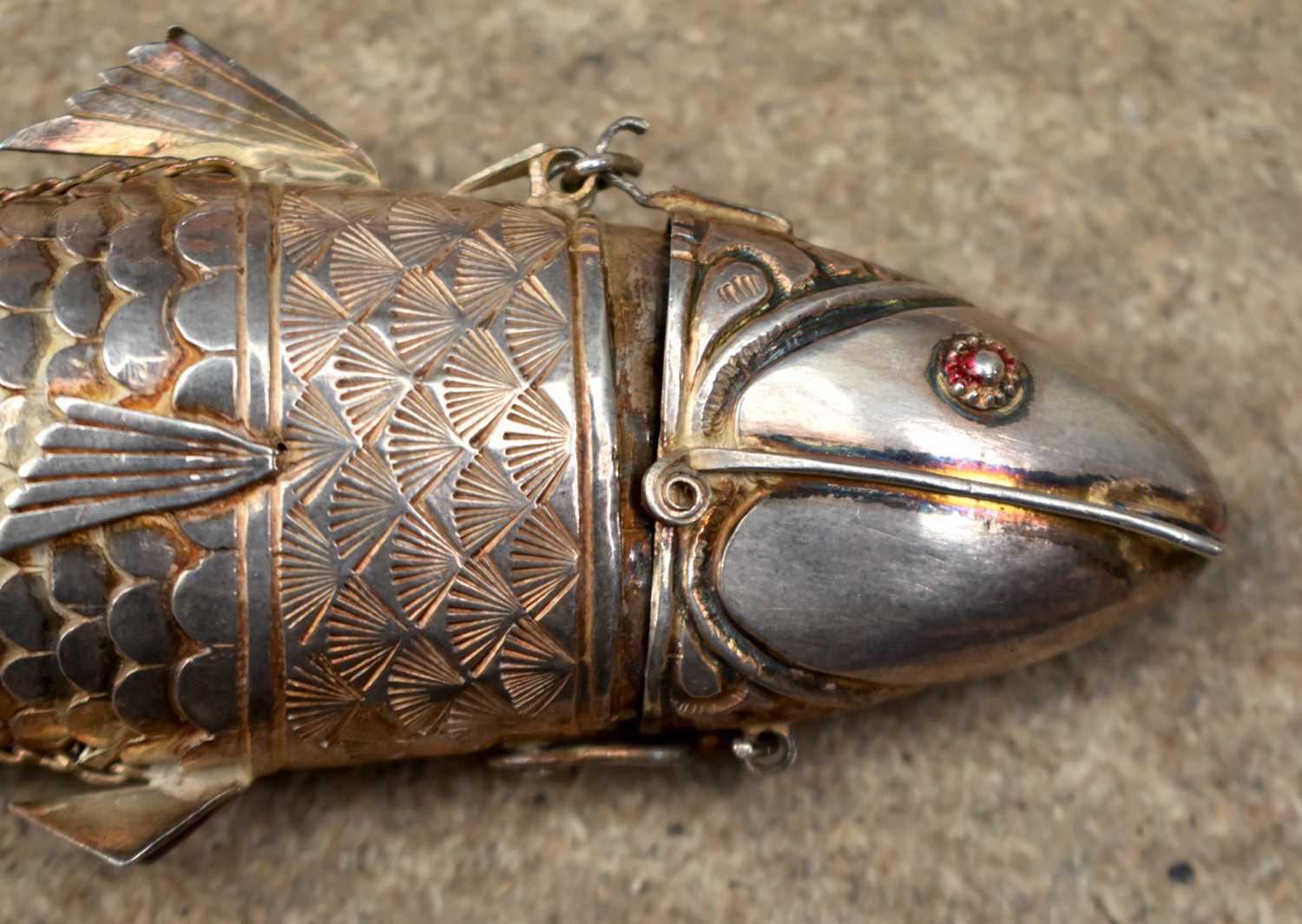 An Antique Silver Gilt Articulated Fish Trinket Box. 16cm x 4.5cm x 1.8cm, weight 51g - Image 6 of 11