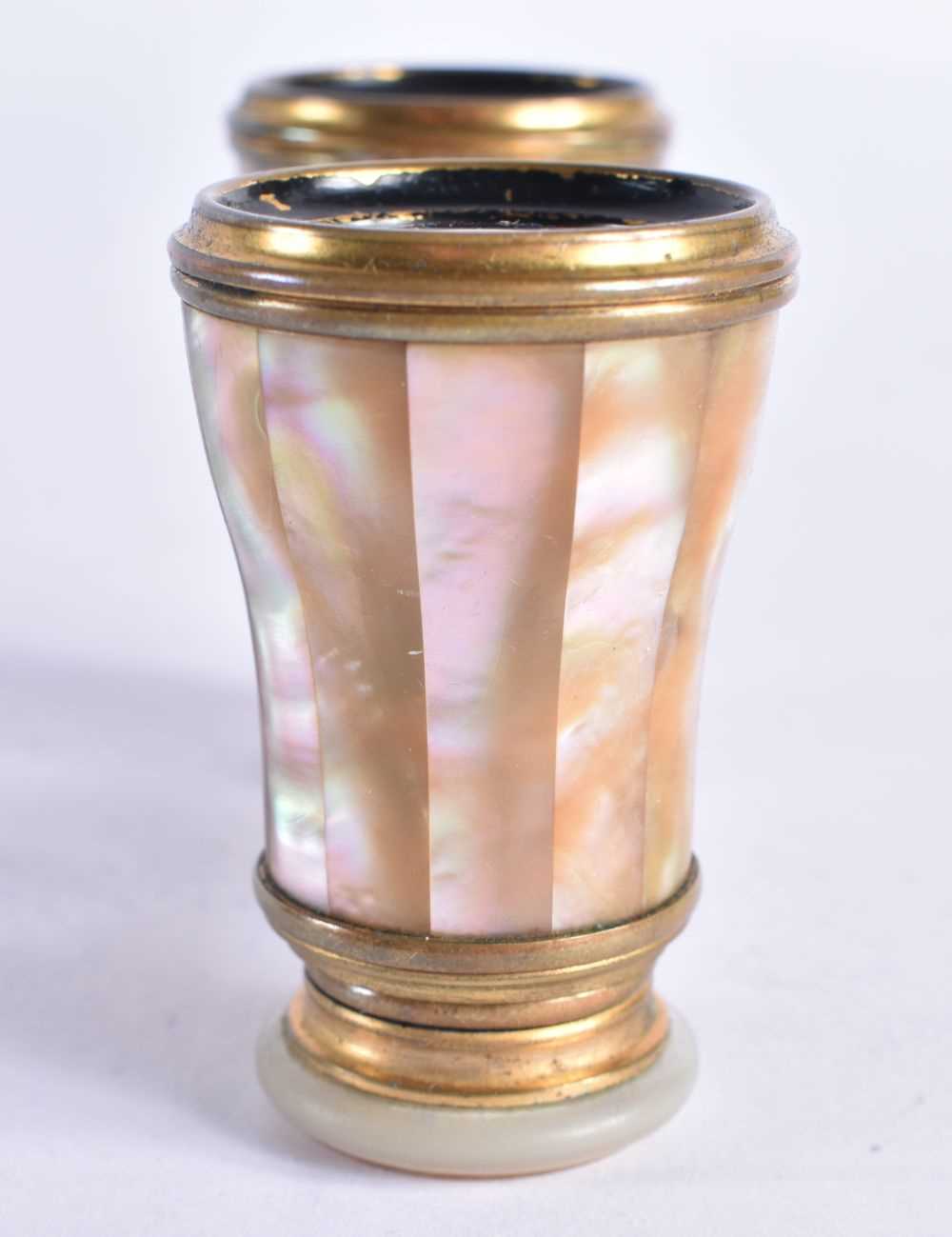 A CASED PAIR OF MOTHER OF PEARL OPERA GLASSES 8 x 10cm extended - Bild 2 aus 5