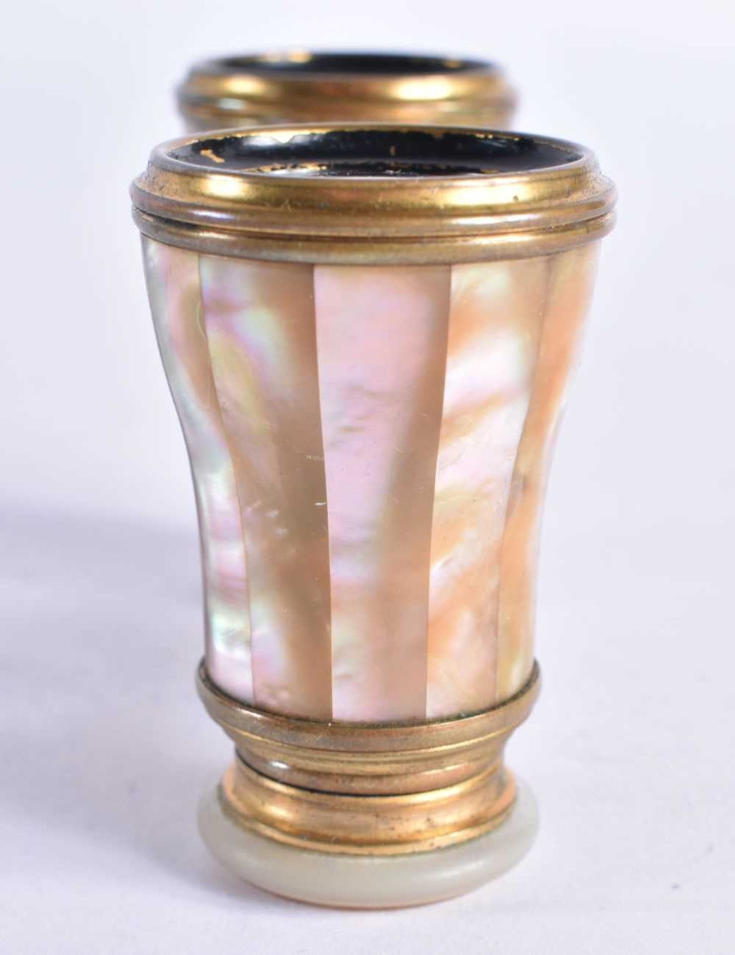 A CASED PAIR OF MOTHER OF PEARL OPERA GLASSES 8 x 10cm extended - Image 2 of 5