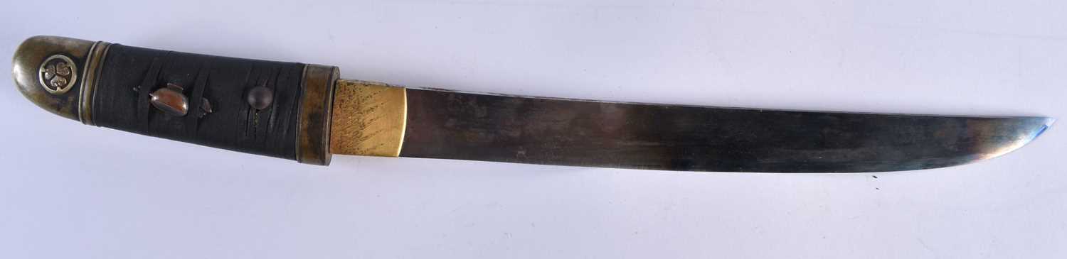 A 19TH CENTURY JAPANESE MEIJI PERIOD WAKIZASHI SWORD decorated with circular moon motifs to the - Image 6 of 9
