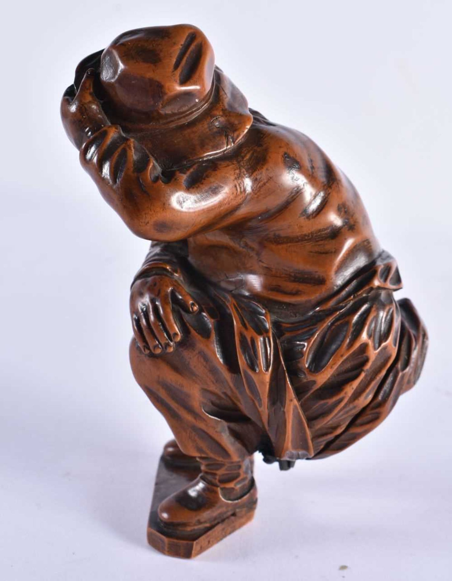 A VERY RARE 18TH CENTURY CARVED TREEN WOOD SNUFF BOX formed as a defecating male, wearing his - Image 5 of 10