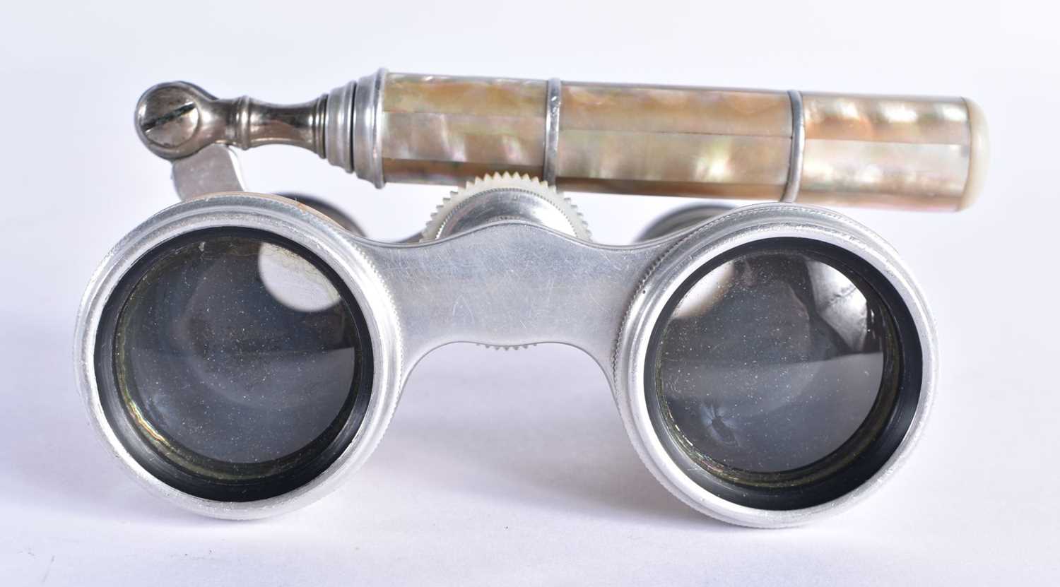 A PAIR OF MOTHER OF PEARL OPERA GLASSES 6 x 19cm extended - Bild 4 aus 5