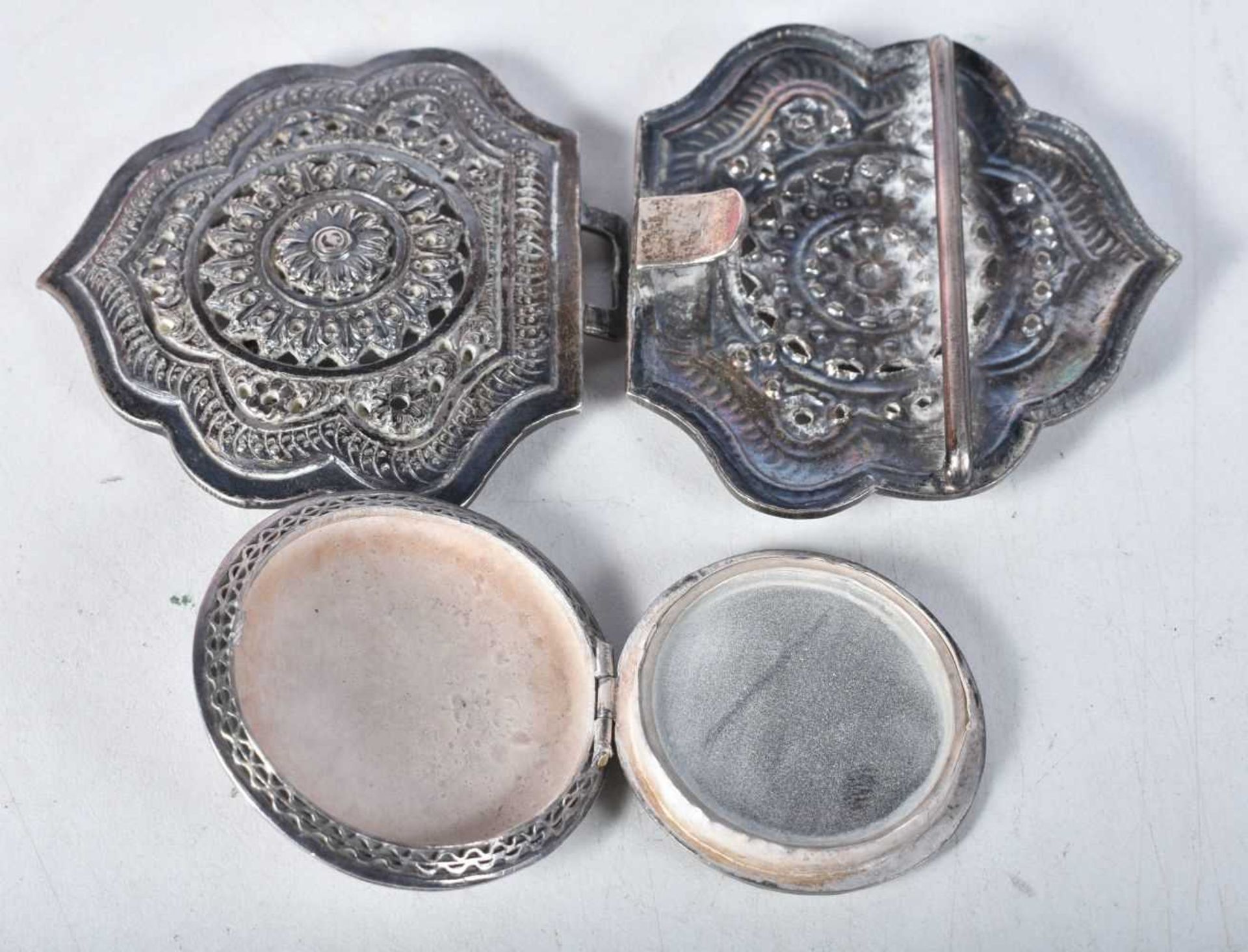 A Silver Belt Buckle and a Filigree Silver Compact. XRF Tested for Purity. Buckle 12.5cm x 6.8cm, - Image 3 of 3