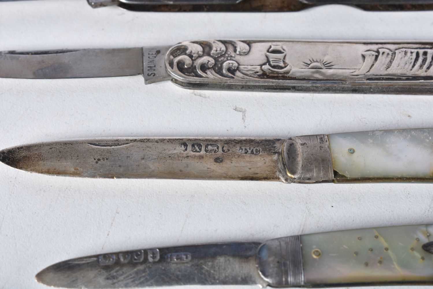 Three Silver Bladed Fruit Knives with Mother of Pearl Handles together with Two Silver Knives. - Bild 3 aus 4