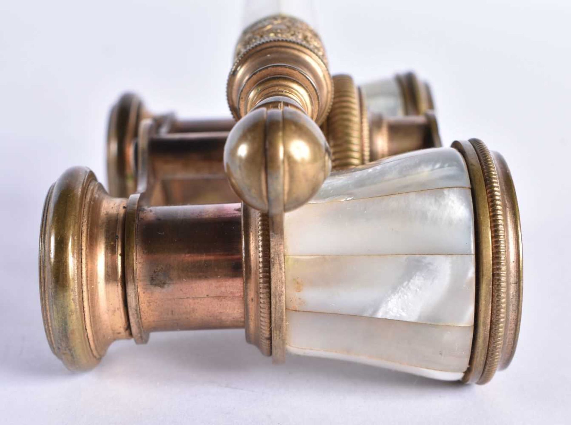 A PAIR OF MOTHER OF PEARL OPERA GLASSES 6 x 23cm extended - Image 4 of 8