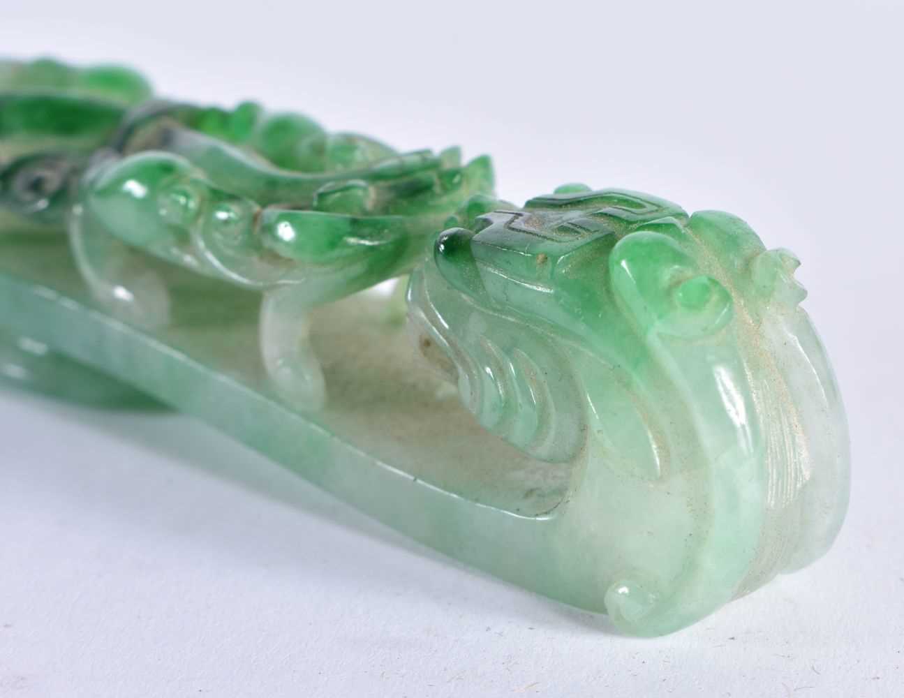 A FINE 19TH CENTURY CHINESE CARVED JADEITE BELT HOOK Qing. 10 cm long. - Image 5 of 28