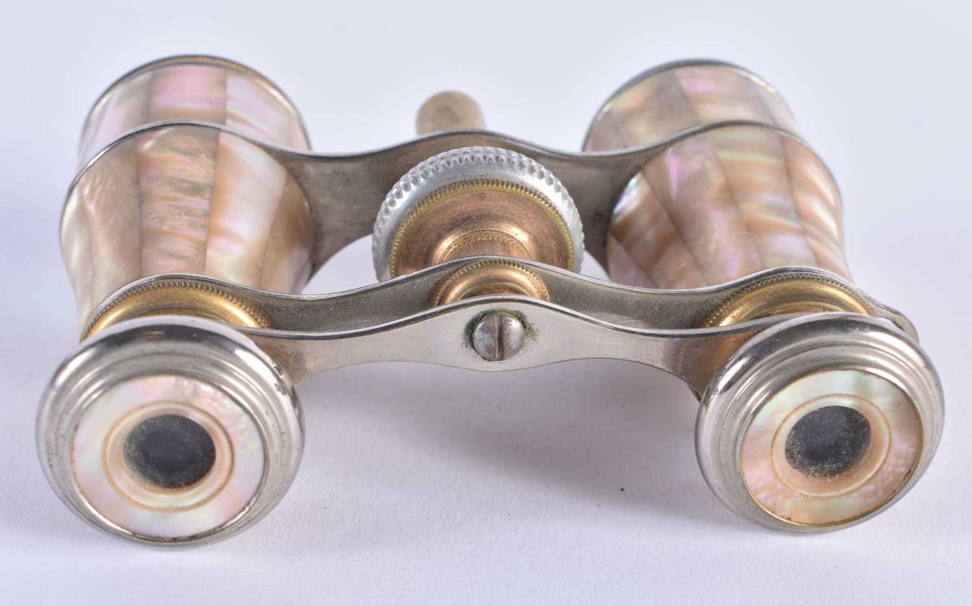 A PAIR OF MOTHER OF PEARL OPERA GLASSES. 9 cm x 8 cm extended. - Image 3 of 5