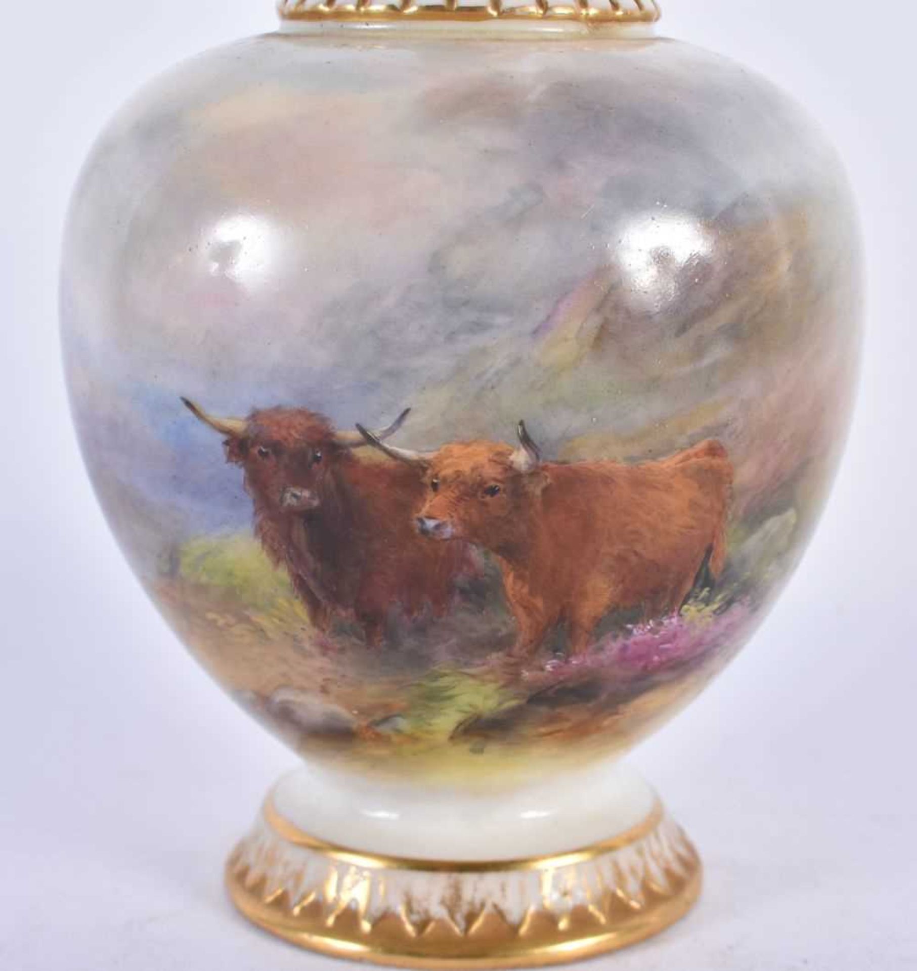 A ROYAL WORCESTER PORCELAIN VASE by Harry Stinton. 23 cm high. - Image 2 of 6