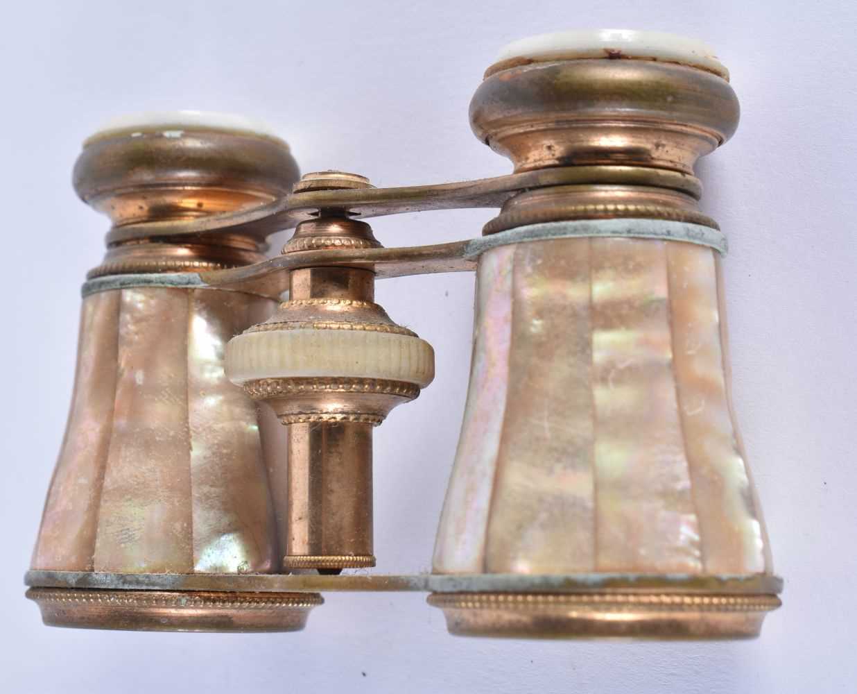 A PAIR OF MOTHER OF PEARL OPERA GLASSES. 9 cm x 8 cm extended. - Image 3 of 4