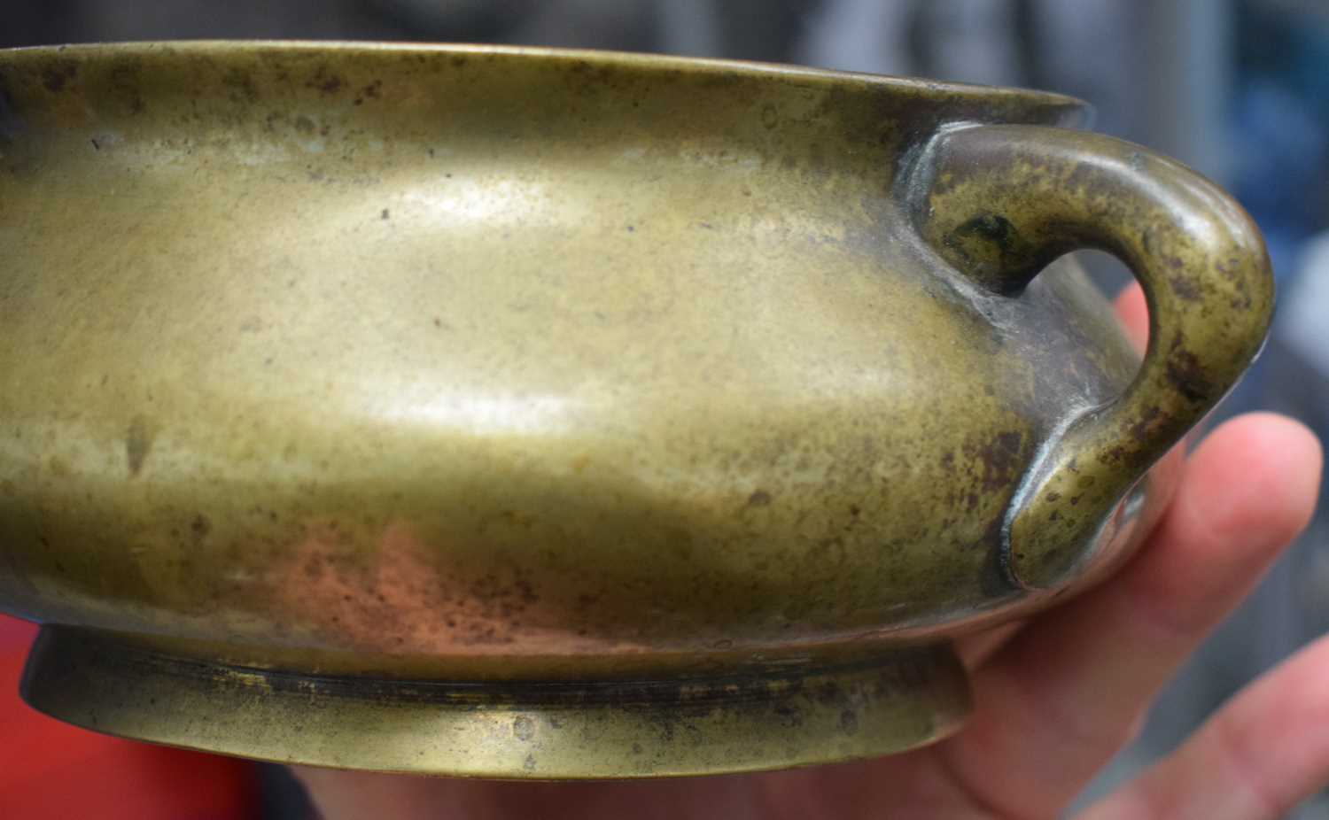 A LATE 18TH CENTURY CHINESE TWIN HANDLED BRONZE CENSER bearing Xuande marks to base. 1847 grams. - Image 10 of 17