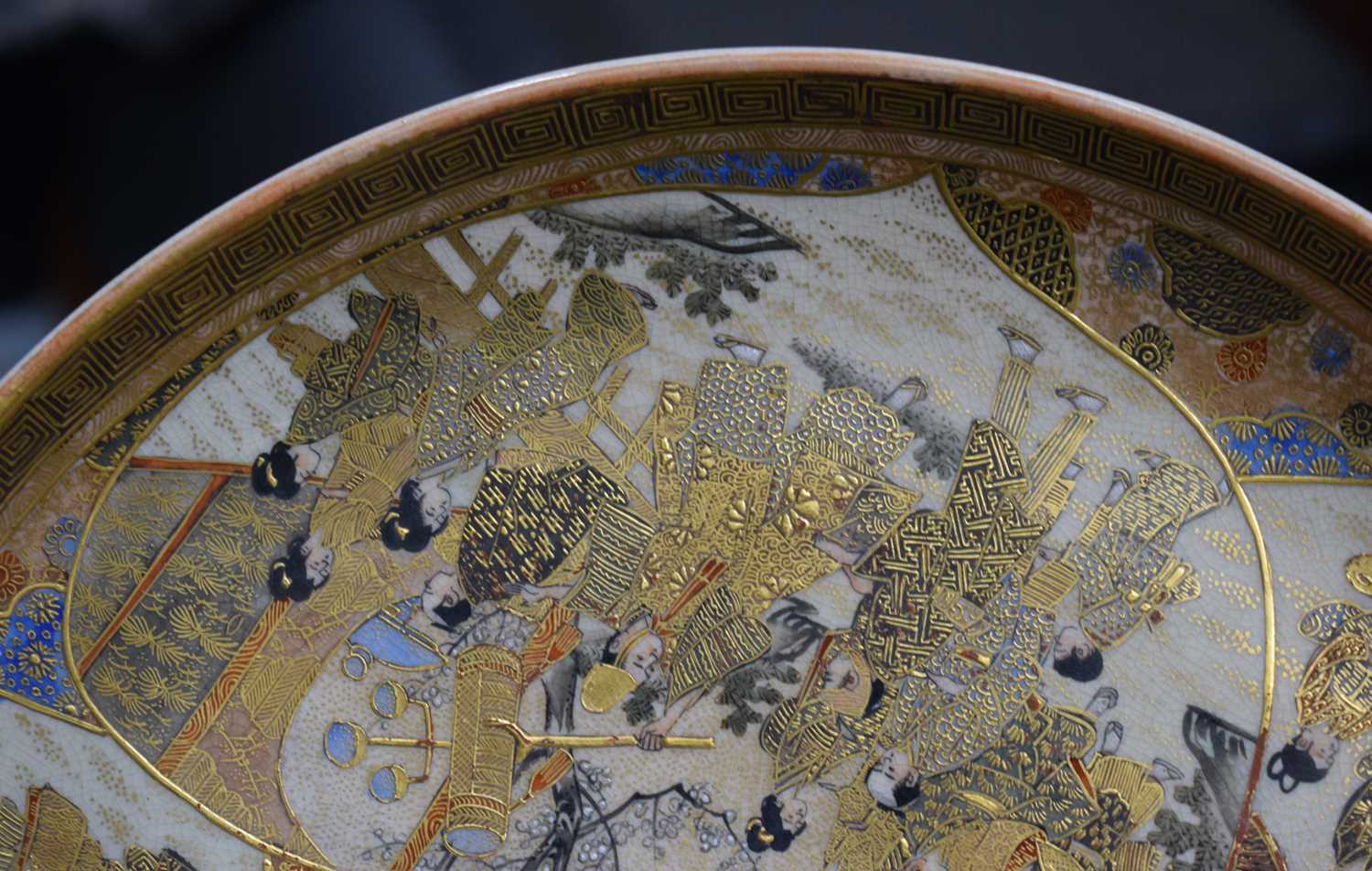 A LARGE PAIR OF 19TH CENTURY JAPANESE MEIJI PERIOD SATSUMA DISHES painted with geisha and other - Image 18 of 27