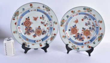 A LARGE PAIR OF LATE 17TH/18TH CENTURY CHINESE FAMILLE VERTE AND IMARI PORCELAIN DISHES Kangxi,