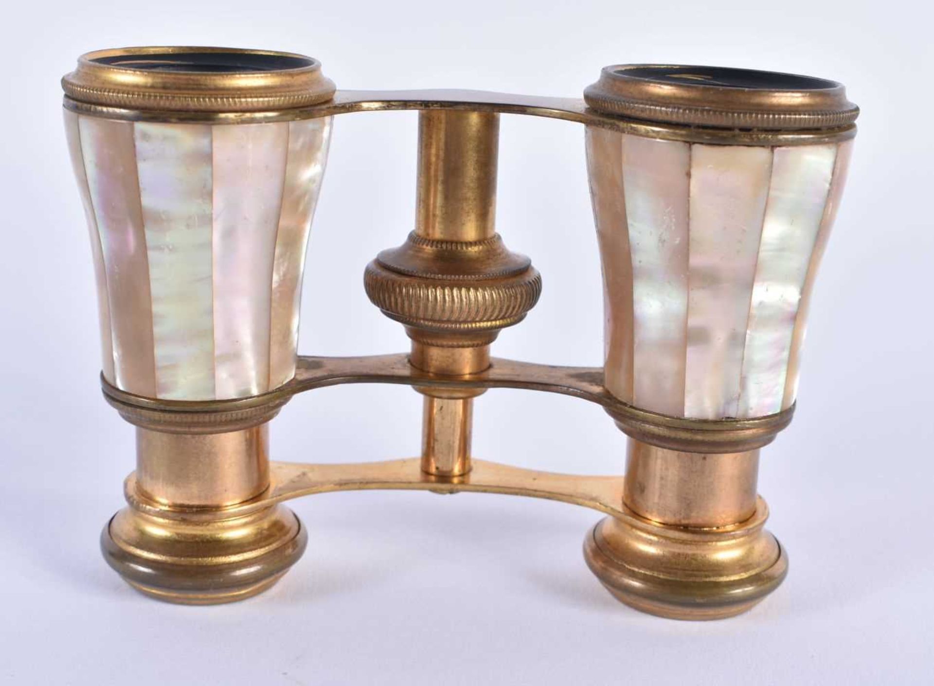 A PAIR OF MOTHER OF PEARL OPERA GLASSES. 9 cm x 8 cm extended. - Image 3 of 4